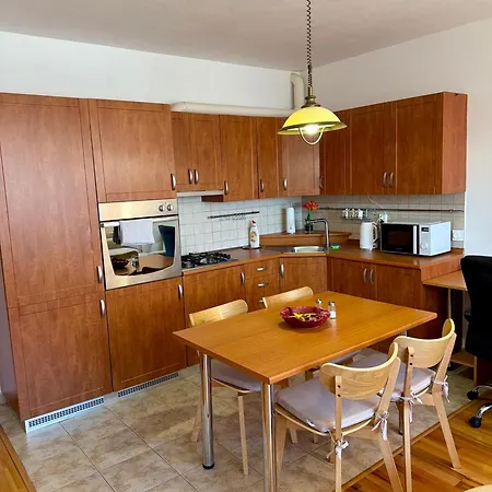 Prostorny 2kk S Balkonem A Vanou,blizkost Centra Apartamento Znojmo