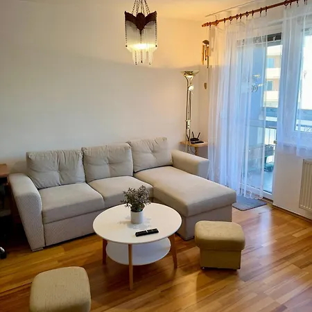 Prostorny 2kk S Balkonem A Vanou,blizkost Centra Apartamento