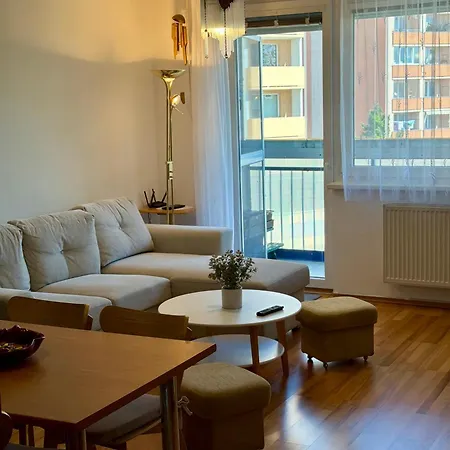 Prostorny 2kk S Balkonem A Vanou,blizkost Centra Apartamento
