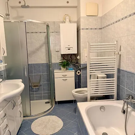 Prostorny 2kk S Balkonem A Vanou,blizkost Centra *