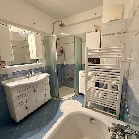 Prostorny 2kk S Balkonem A Vanou,blizkost Centra Apartamento