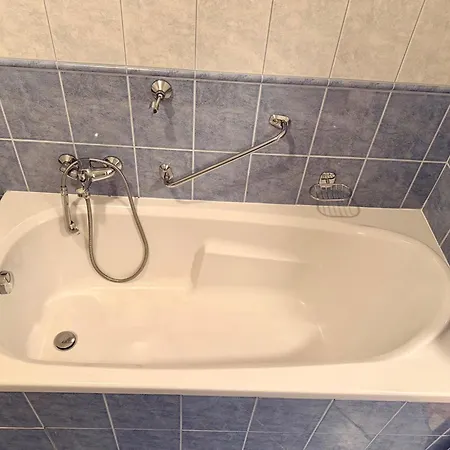 Prostorny 2kk S Balkonem A Vanou,blizkost Centra Apartamento